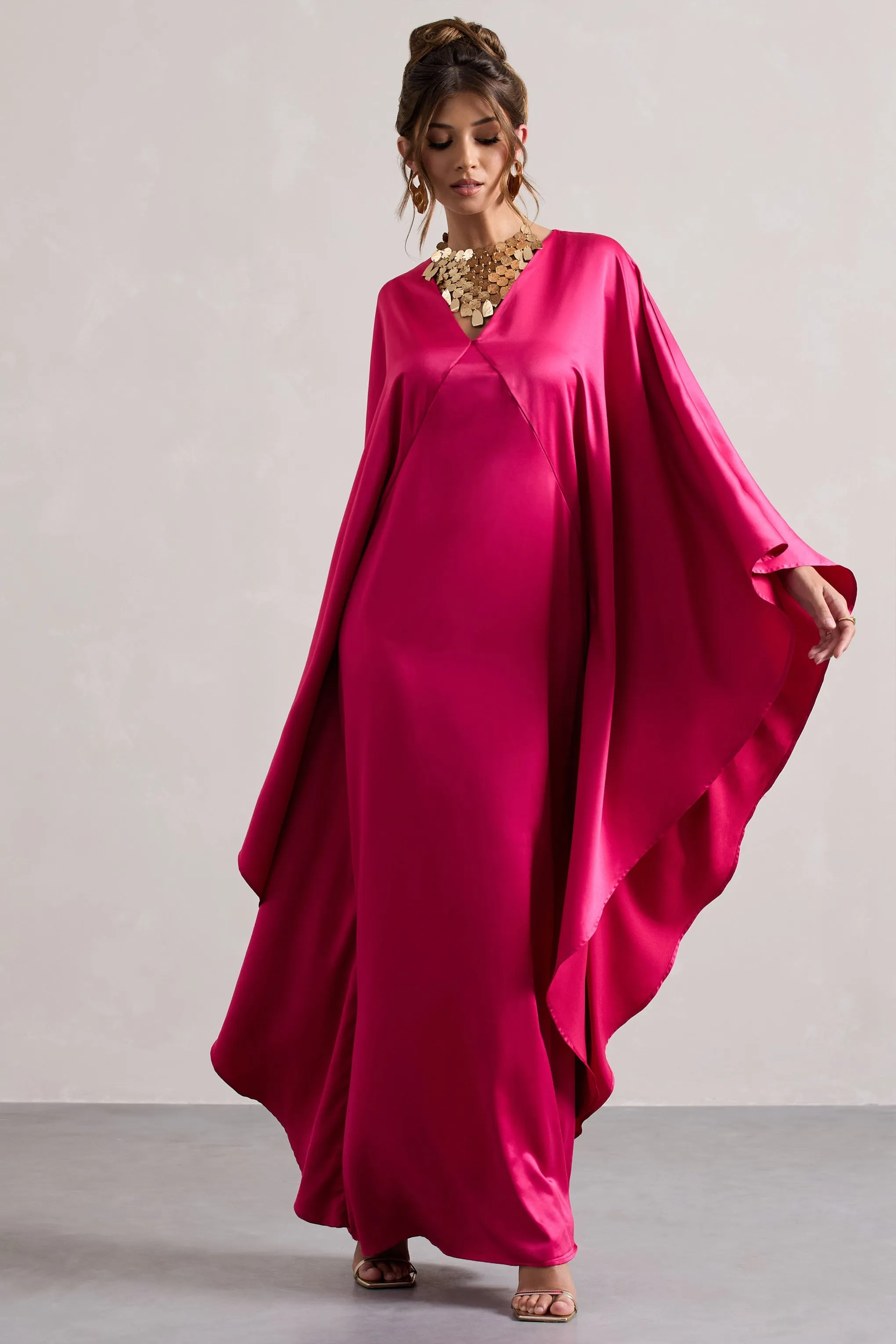 Alohi | Robe longue en satin rose décolleté plongeant et cape