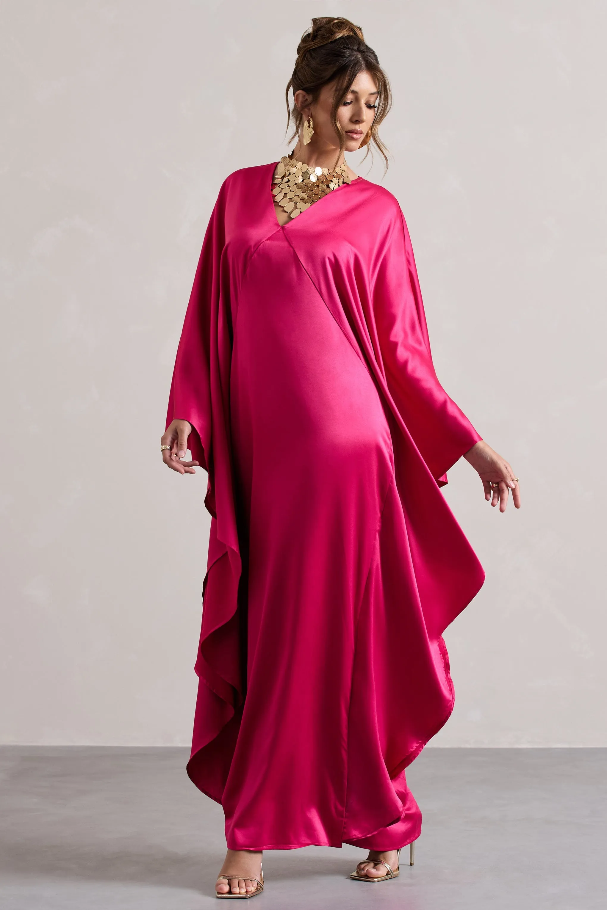 Alohi | Robe longue en satin rose décolleté plongeant et cape