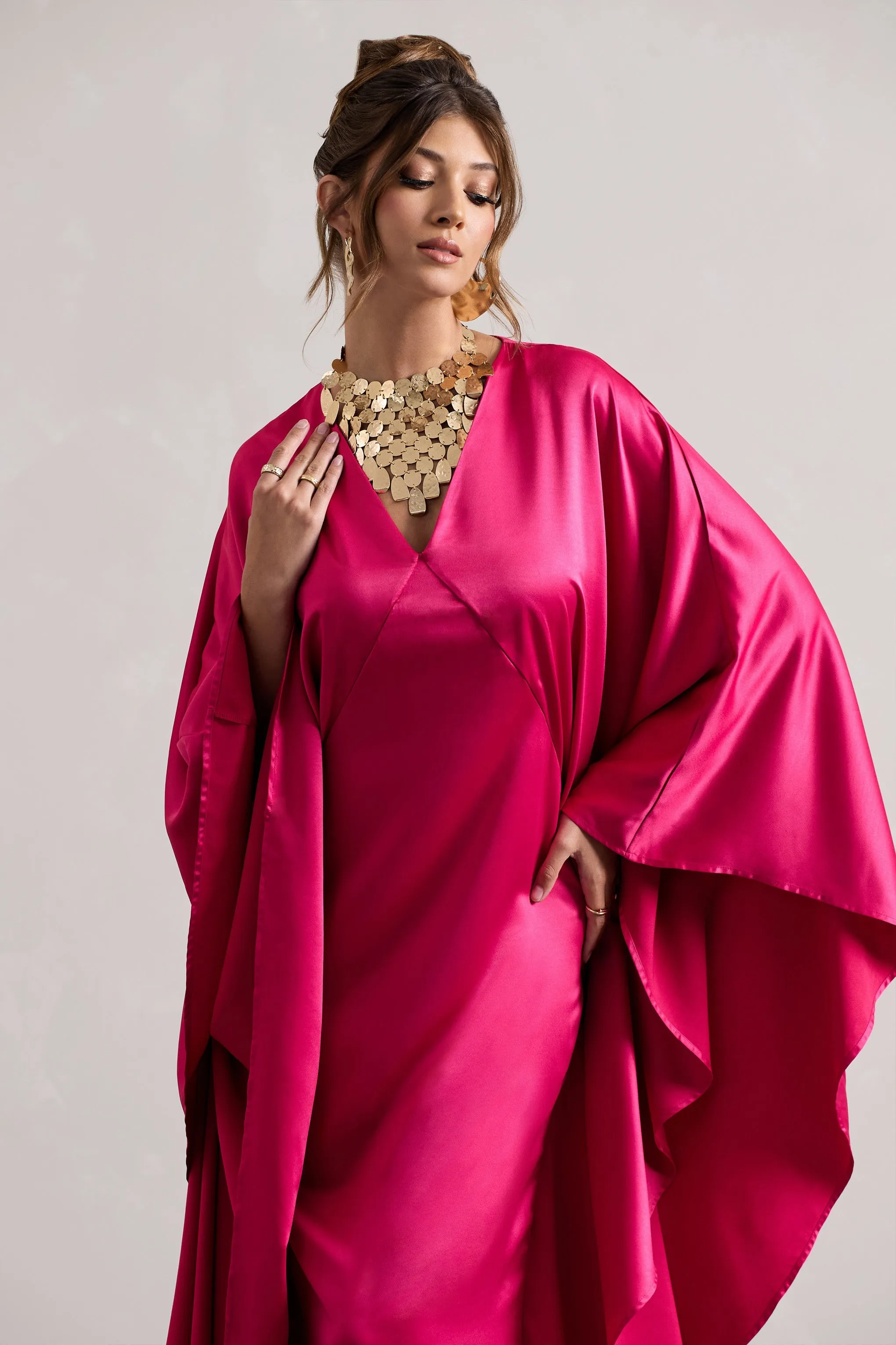 Alohi | Robe longue en satin rose décolleté plongeant et cape