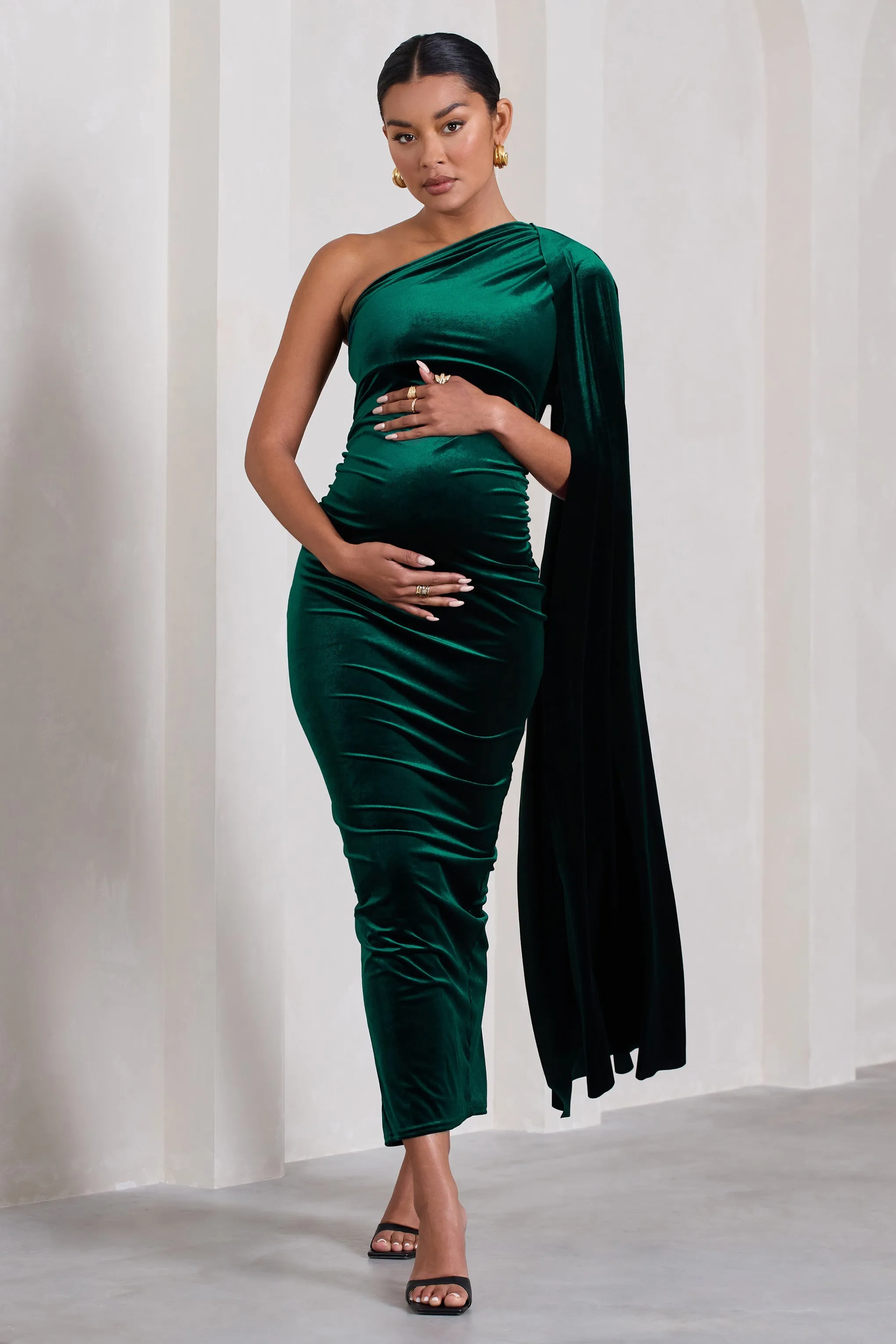 Amaryllis | Robe longue asymétrique de maternité en velours vert bouteille à manches cape