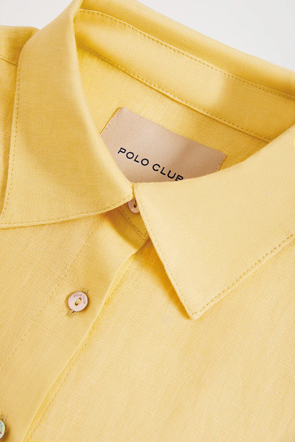 Camisa de lino amarillo empolvado con detalle bordado