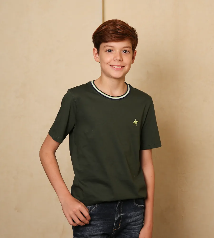 Camiseta Bordada F/E Verde Militar para Niño Ref. 252020424