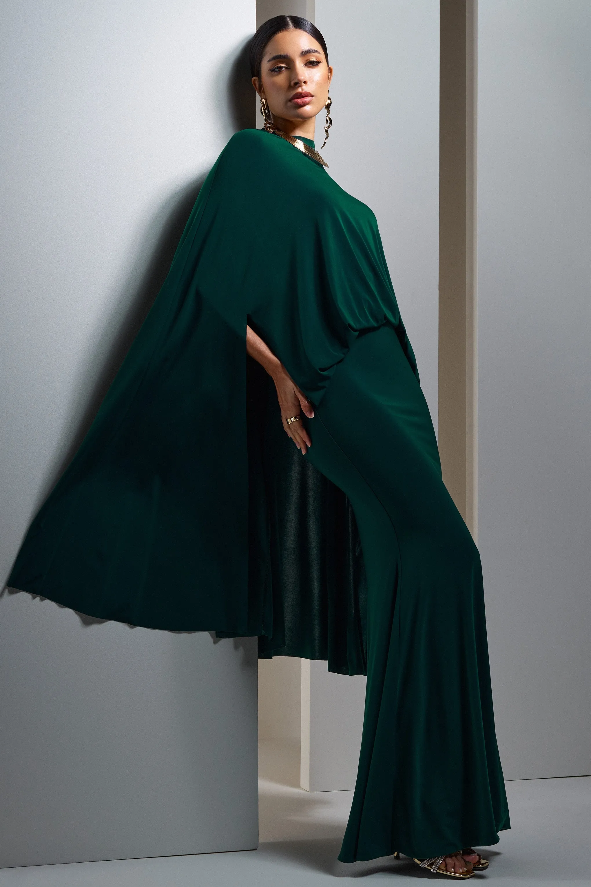 Charmaine | Robe longue vert bouteille à col haut avec cape