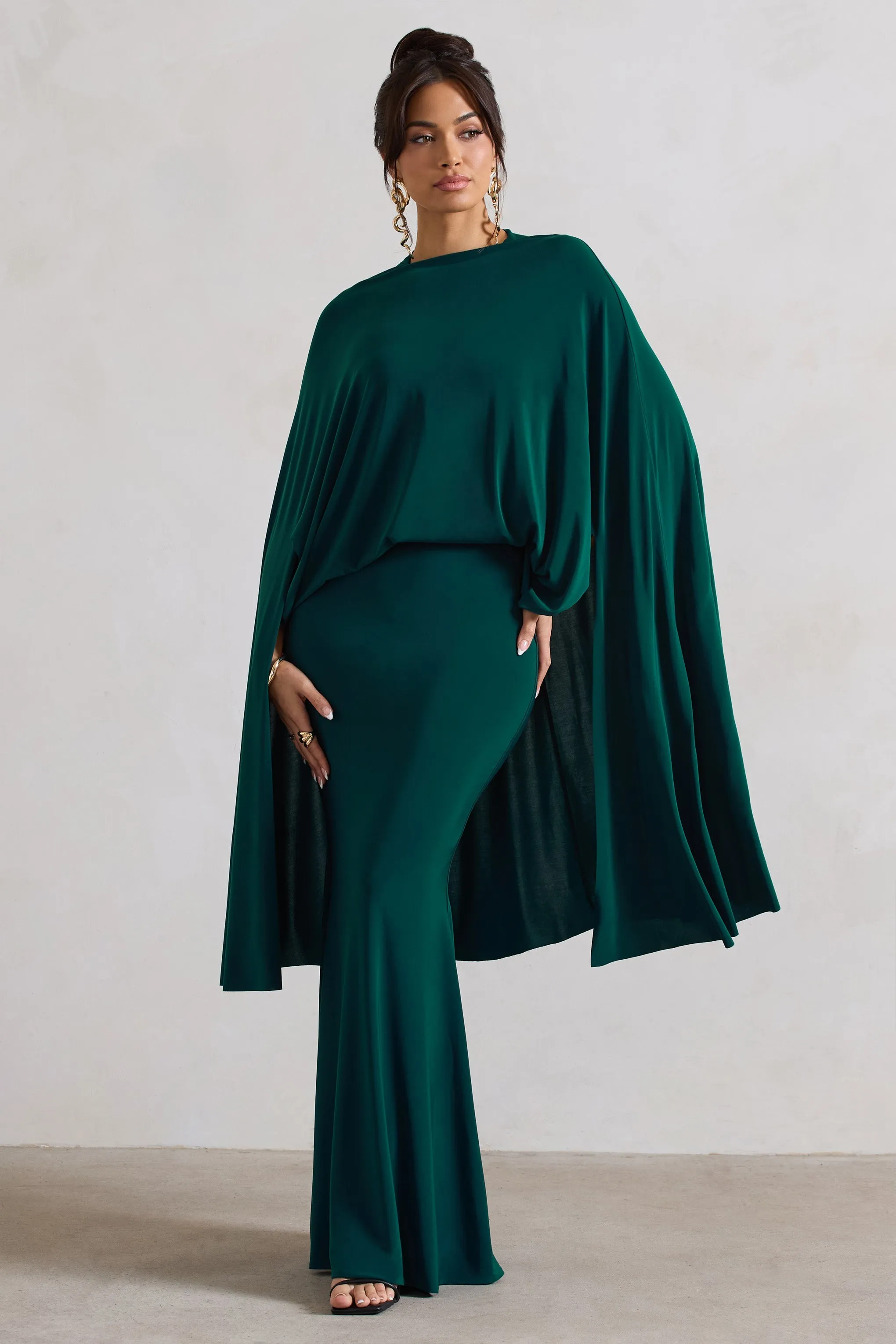 Charmaine | Robe longue vert bouteille à col haut avec cape