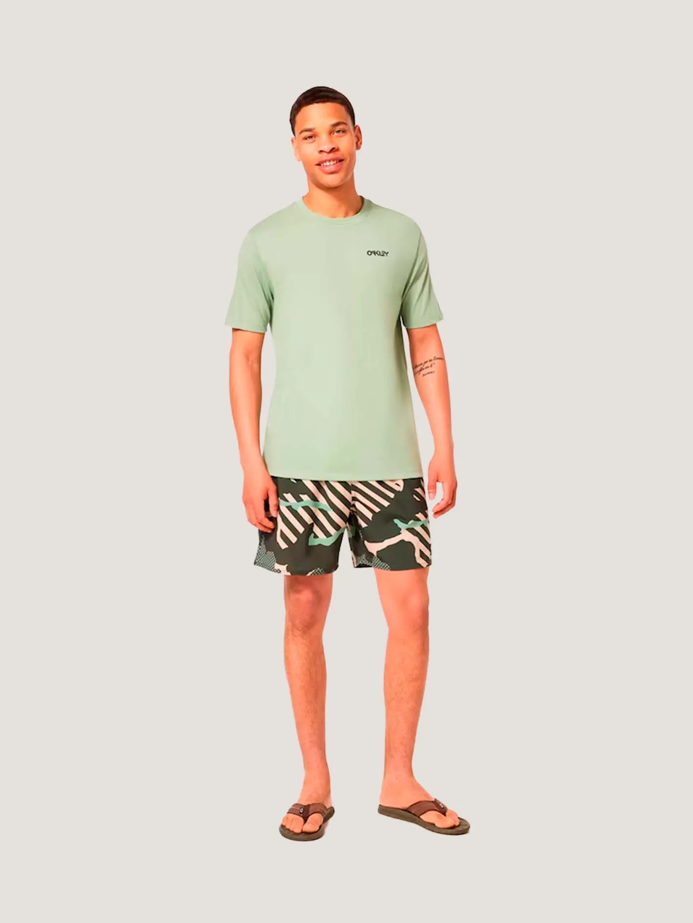 ROPA DE BAO OAKLEY HOMBRE GRIP CAMO RC 18 BEACHSHORT